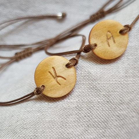 Pulseras de Picoyo con grabado de letra