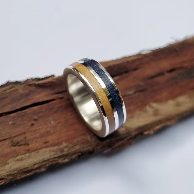 Anillo de plata, lapislázuli y picoyo