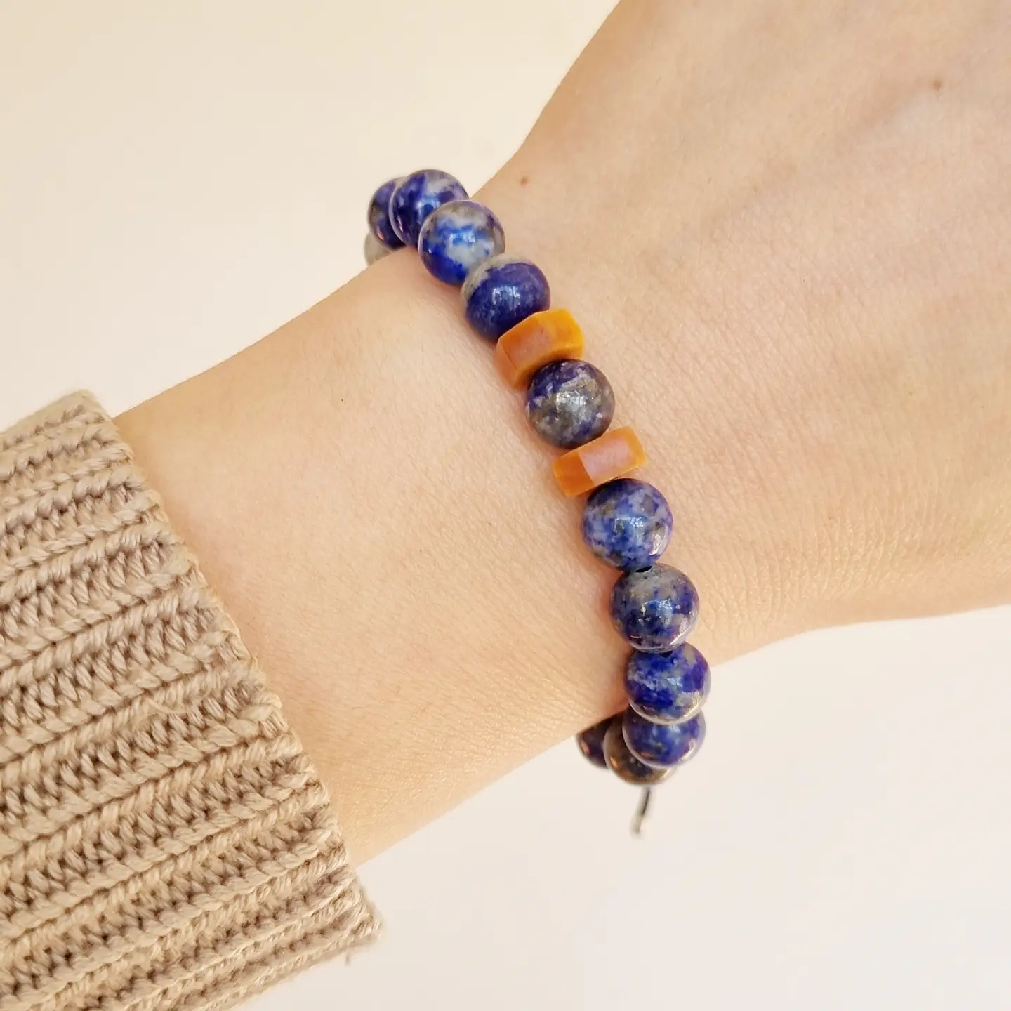 Pulsera lapislázuli y cuentas de picoyo 2