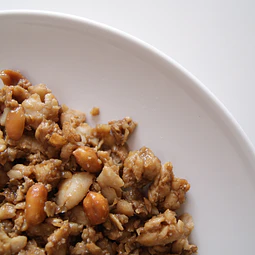 Lombo de Pescada Desfiada com Amendoins e Molho Asiático