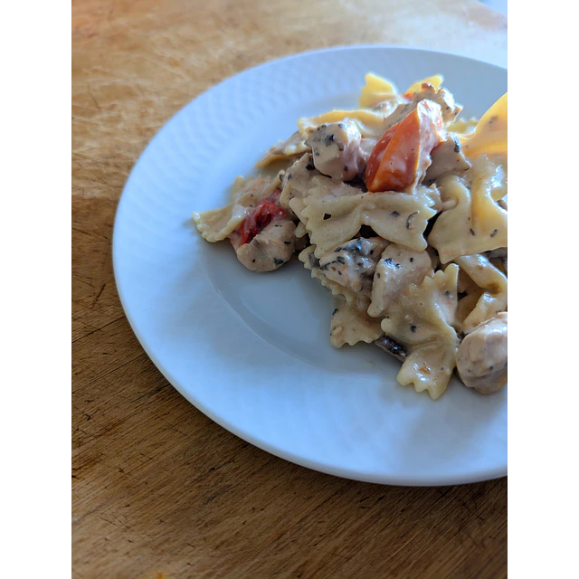 Massa com Frango, Tomate, Cogumelos e Queijo Feta assado