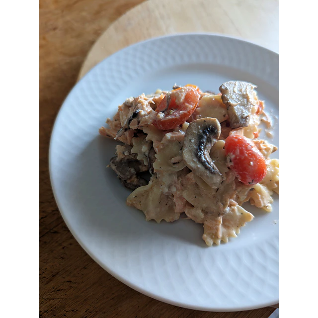 Massa com Salmão, Tomate, Cogumelos e Queijo Feta assado