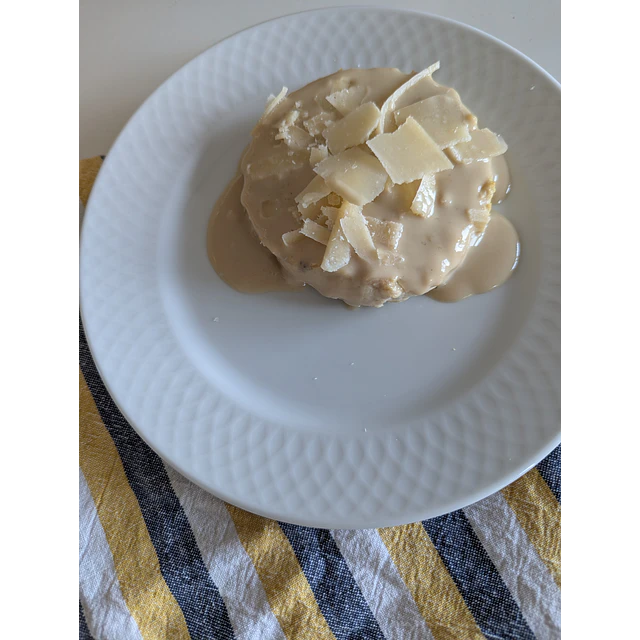Hambúrguer de Frango com molho Sueco e Queijo Parmesão