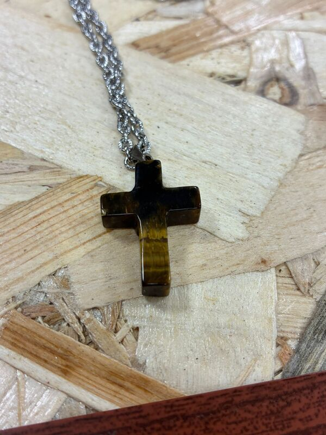 Fio de Aço com Pendente Cruz Olho de Tigre 1