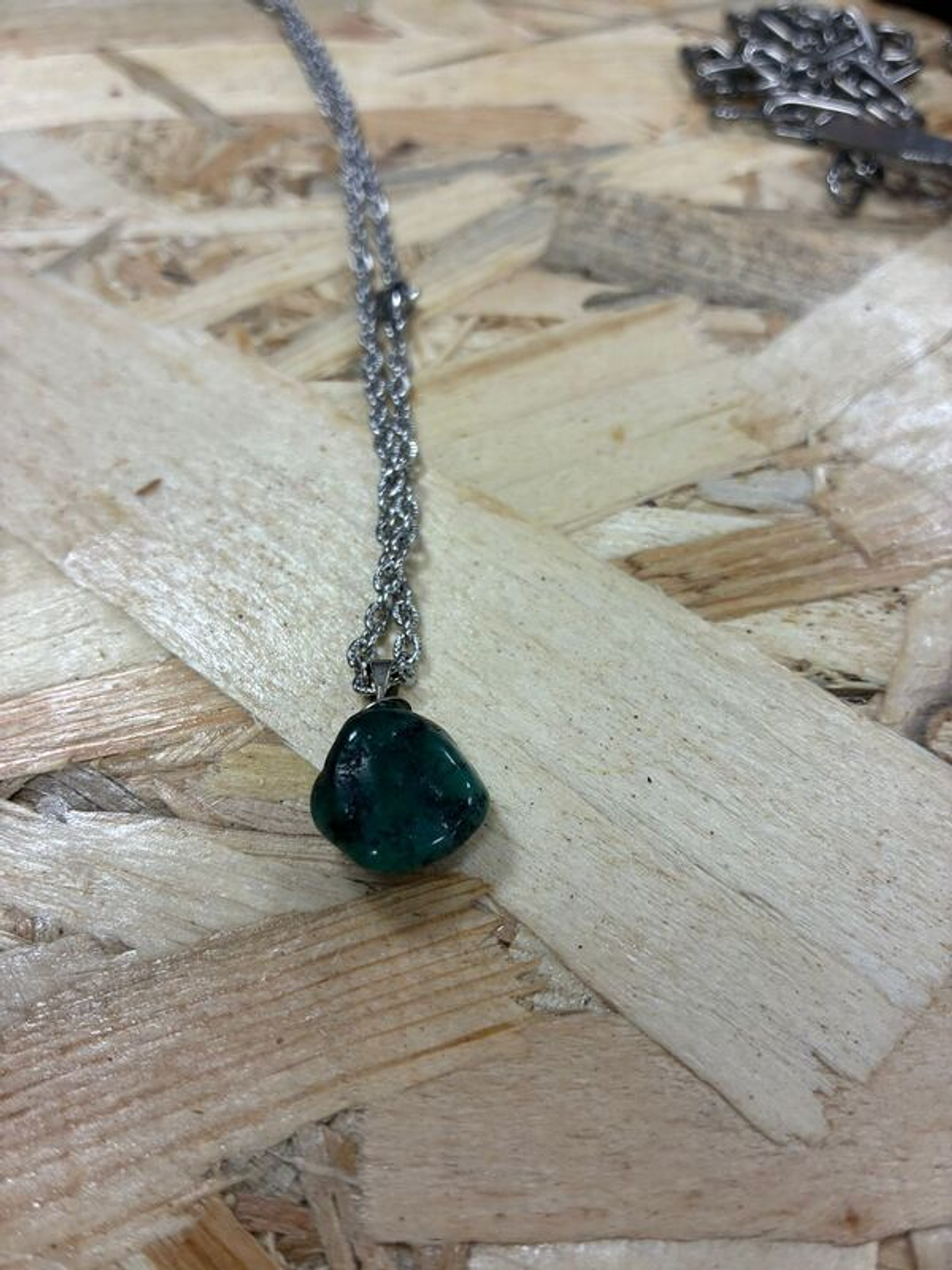 Fio de Aço com Pendente Esmeralda 1