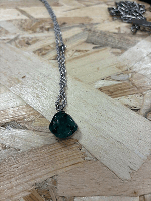 Fio de Aço com Pendente Esmeralda