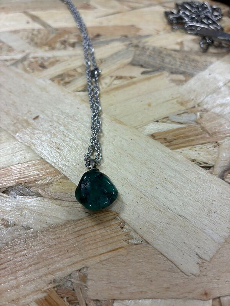 Fio de Aço com Pendente Esmeralda 1