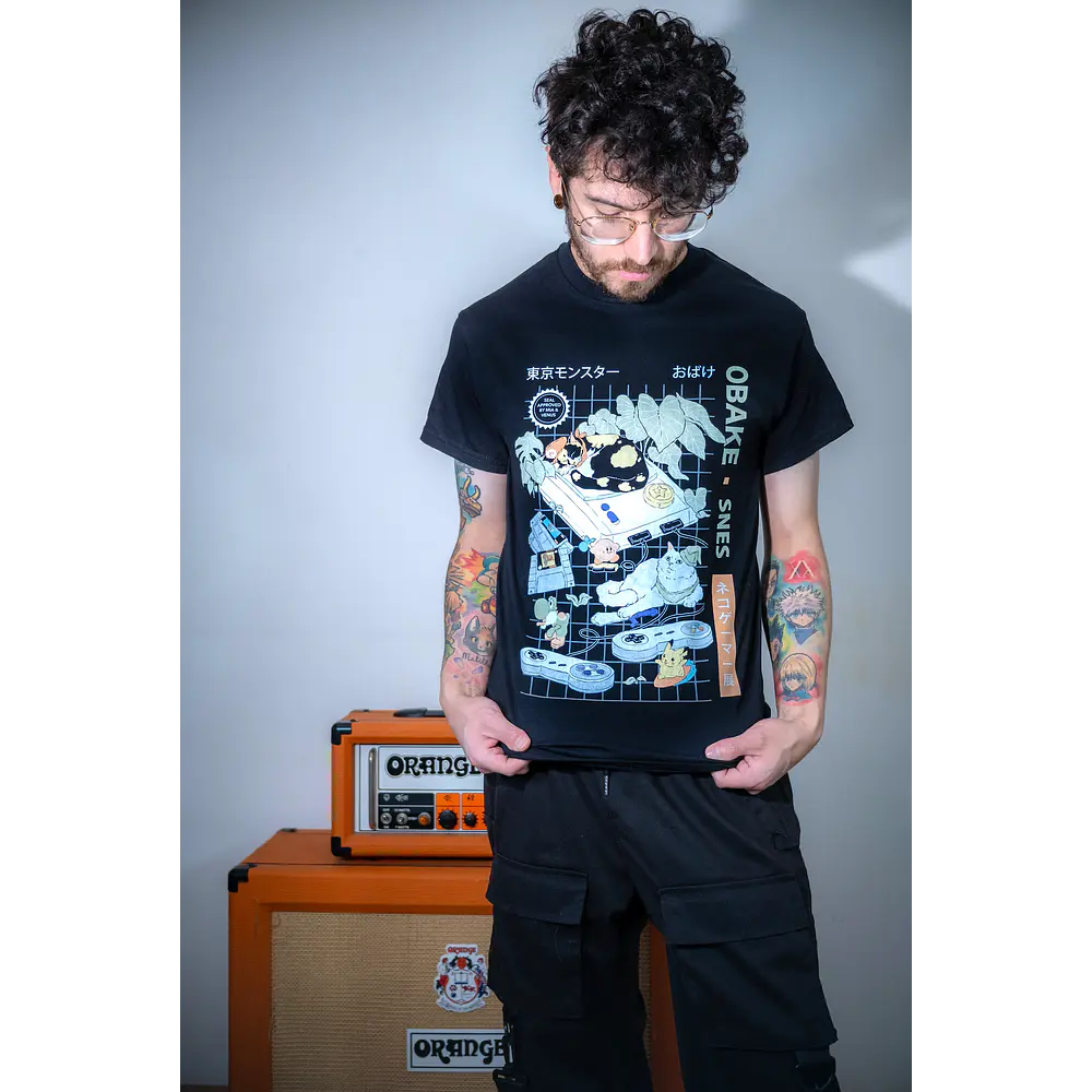 Polera Color Negro Diseño SNES 