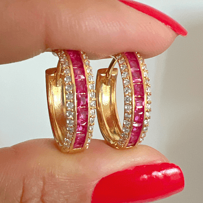 Argola Banhada a Ouro Cravejada de Zircônias Pink nas Bordas