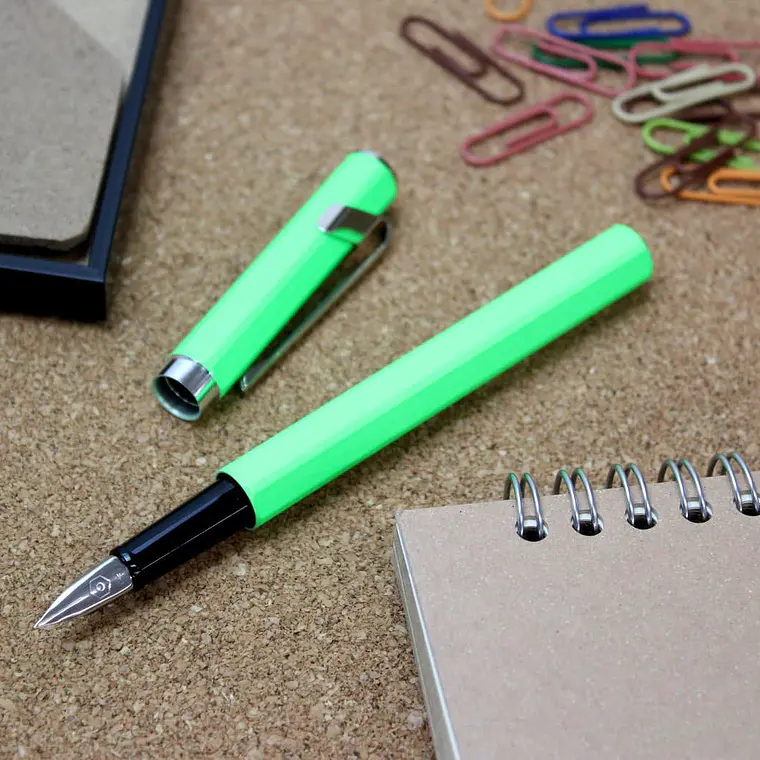 Caran d'Ache Caneta de Tinta Permanente de Aparo Caran d'Ache 849 Metal Fluo Verde - Fino 2