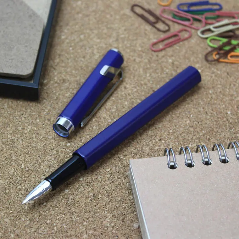 Caran d'Ache Caneta 849 Aparo METAL AZUL ponta M (CDA840.159) com estojo 2