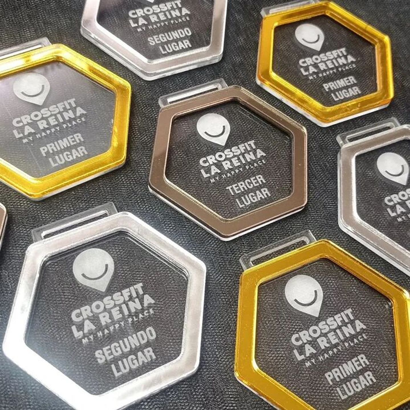 Medalla Hexagonal acrílico transparente 10