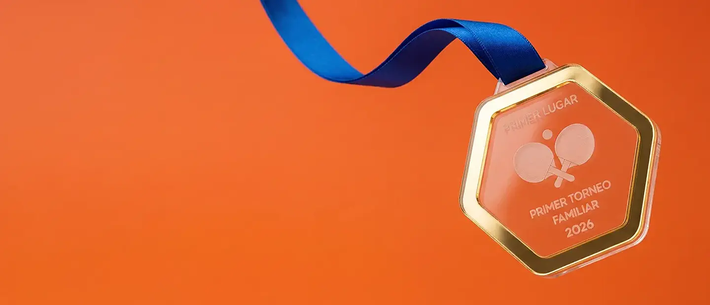 Medalla hexagonal transparente en fondo naranja
