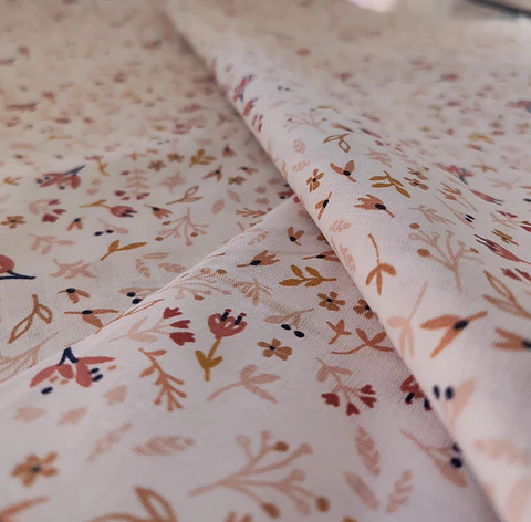 Tecido Flores Castanho