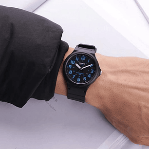 Reloj Casio Análogo Negro Resistente al agua MW-240-2B