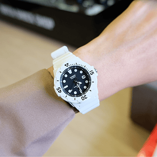 Reloj Casio Mujer Análogo Resina Blanco LRW-200H-1E