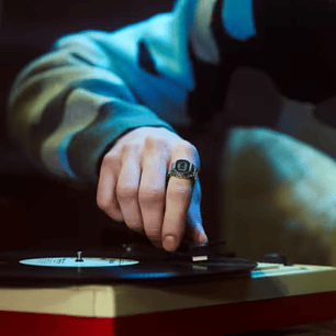 Anillo Reloj 50° Aniversario Casio Plateado CRW-001-1