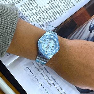 Reloj Casio Correa Transparente Sumergible LRW-200HS-2EV