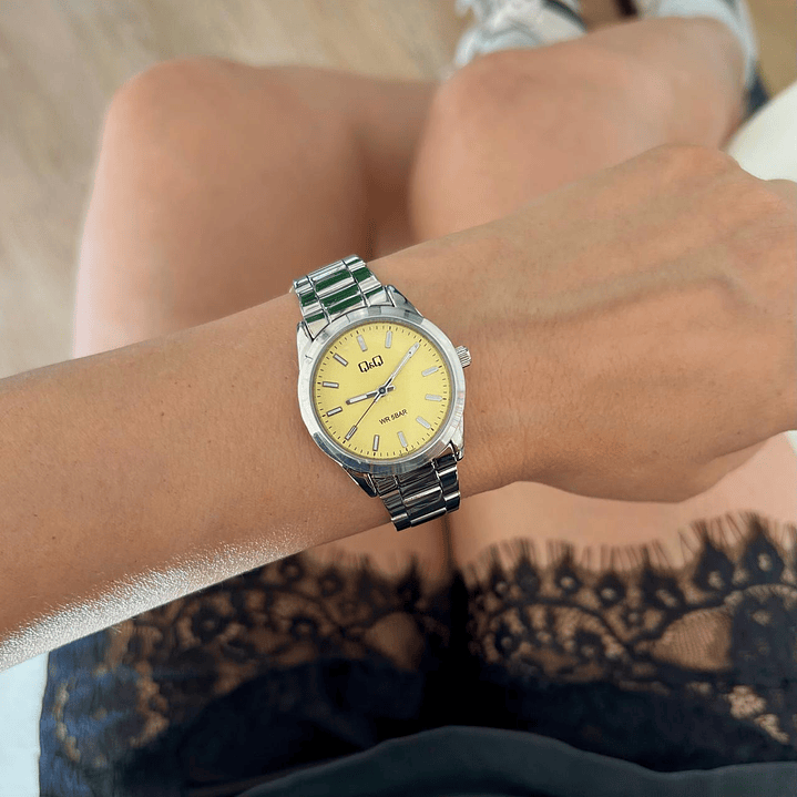 Reloj Q&Q Análogo Plateado Amarillo Q82A-004PY 1