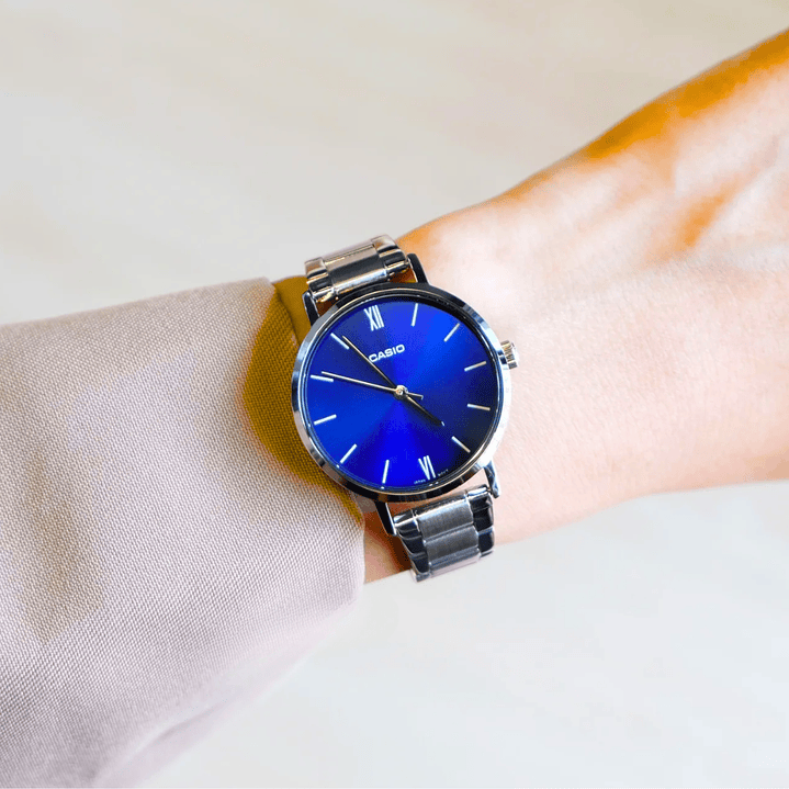 Reloj Casio Análogo Mujer Plateado Azul LTP-VT02D-2A 2