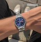 Reloj Q&Q Hombre Análogo Plateado Azul A164J212Y - Miniatura 2