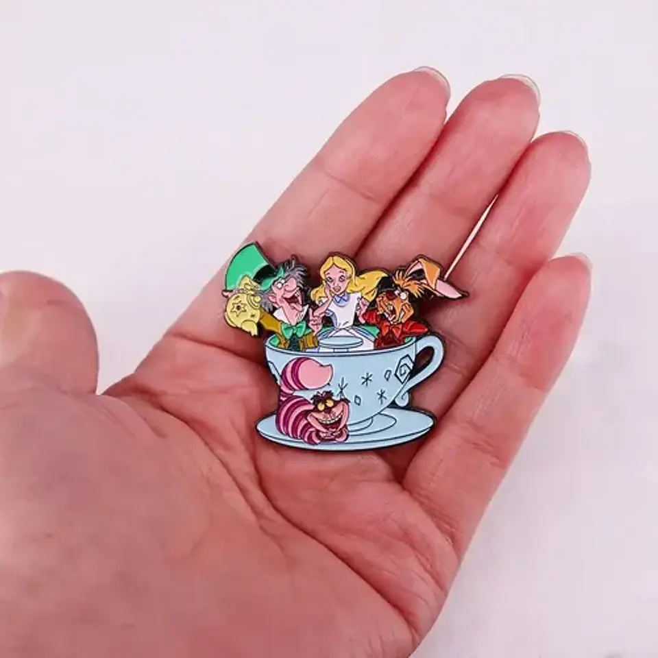 Pins Alicia En El Pais De Las Maravillas / Broches Metálicos 2