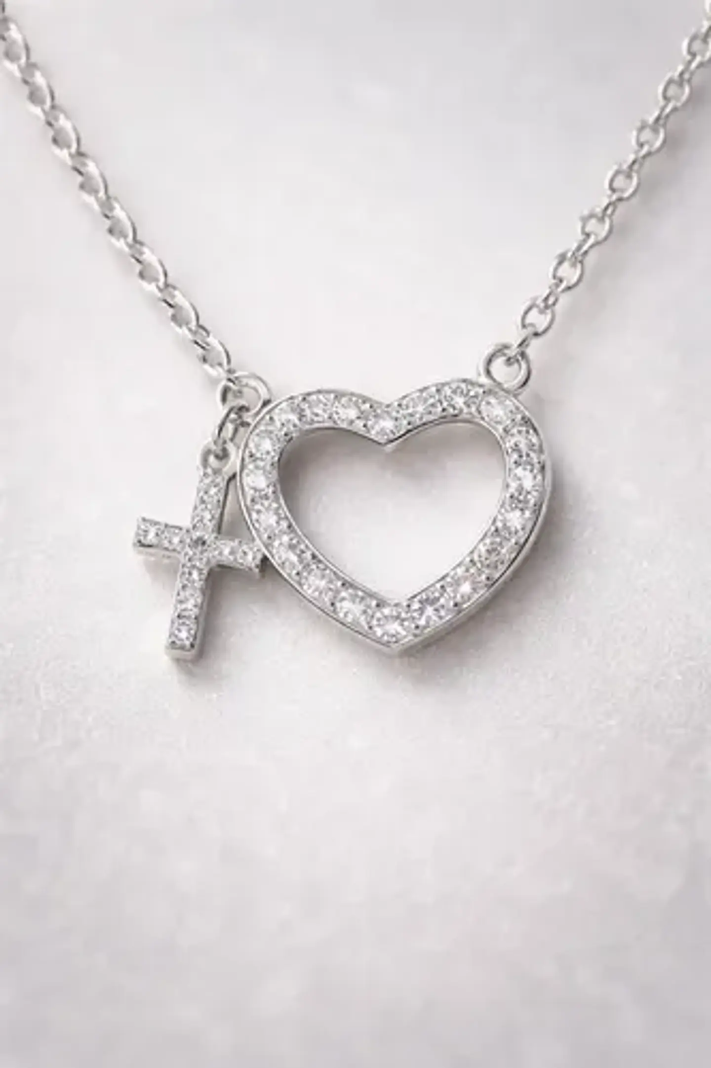 Collar De Plata Corazón Con Cruz Elegante Para Dama 2