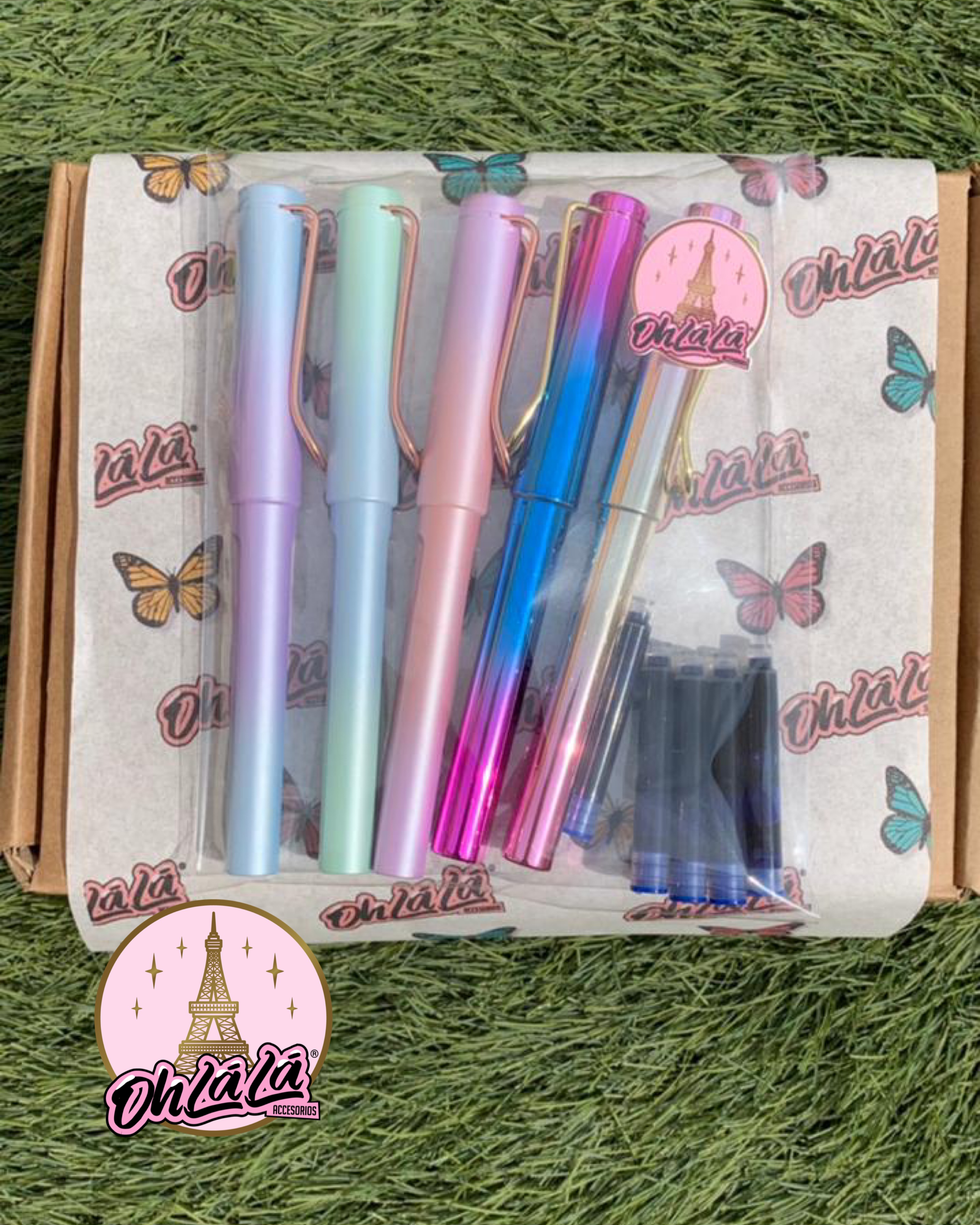 • 5 plumas con tinta azul