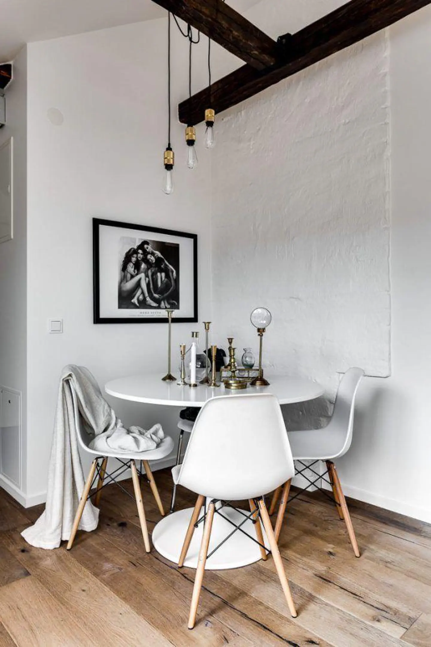 Comedor Redondo Tulip Blanco 80cm + 4 Sillas Eames Clásicas Blanco 2