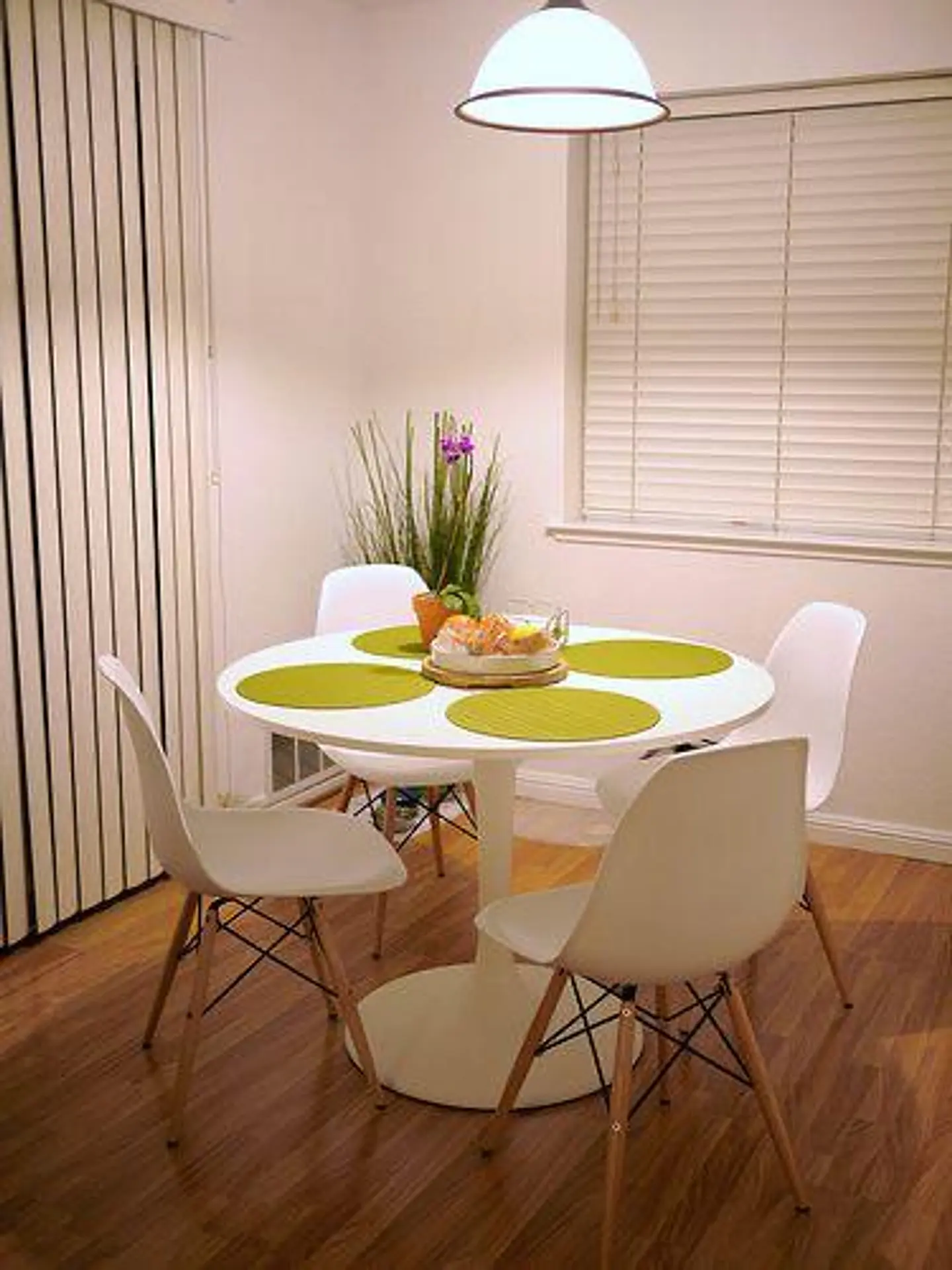 Comedor Redondo Tulip Blanco 80cm + 4 Sillas Eames Clásicas Blanco 5