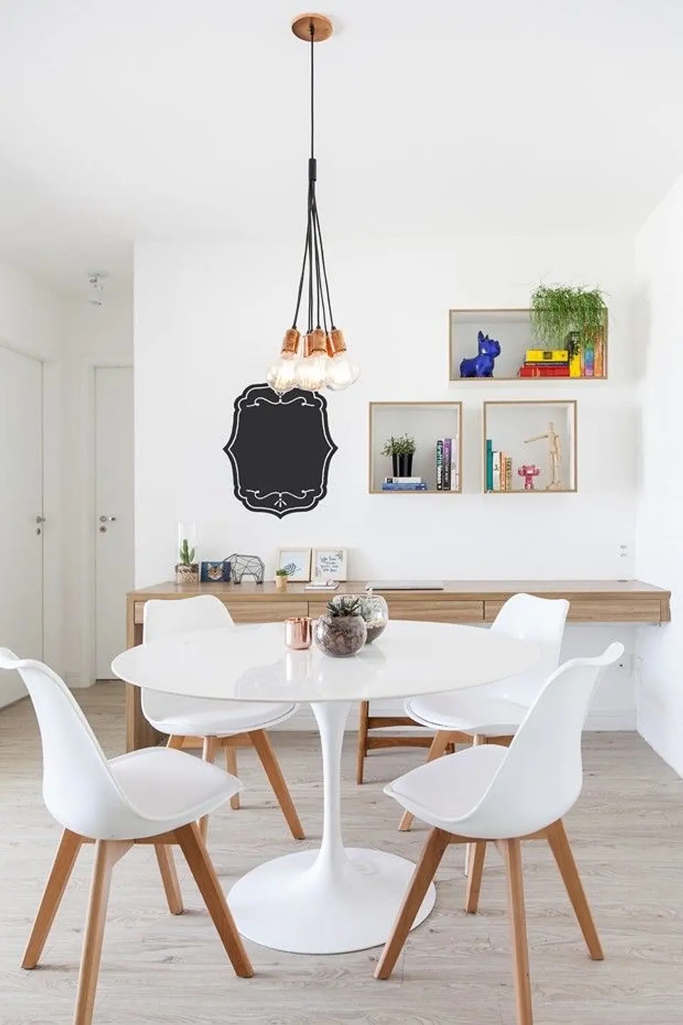 Comedor Redondo Tulip Blanco 80cm + 4 Sillas Eames Acolchadas Blanco 3