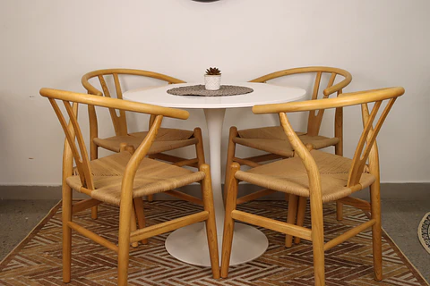 Set de Comedor Mesa Tulip Redonda 100cm Blanca + 4 Sillas Wishbone Natural 