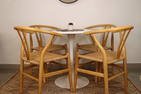 Set de Comedor Mesa Tulip Redonda 100cm Blanca + 4 Sillas Wishbone Natural 
