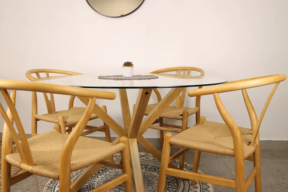 Set de Comedor Mesa Ohmioh Redonda 120cm Cubierta Vidrio + 4 Sillas Wishbone Natural  3