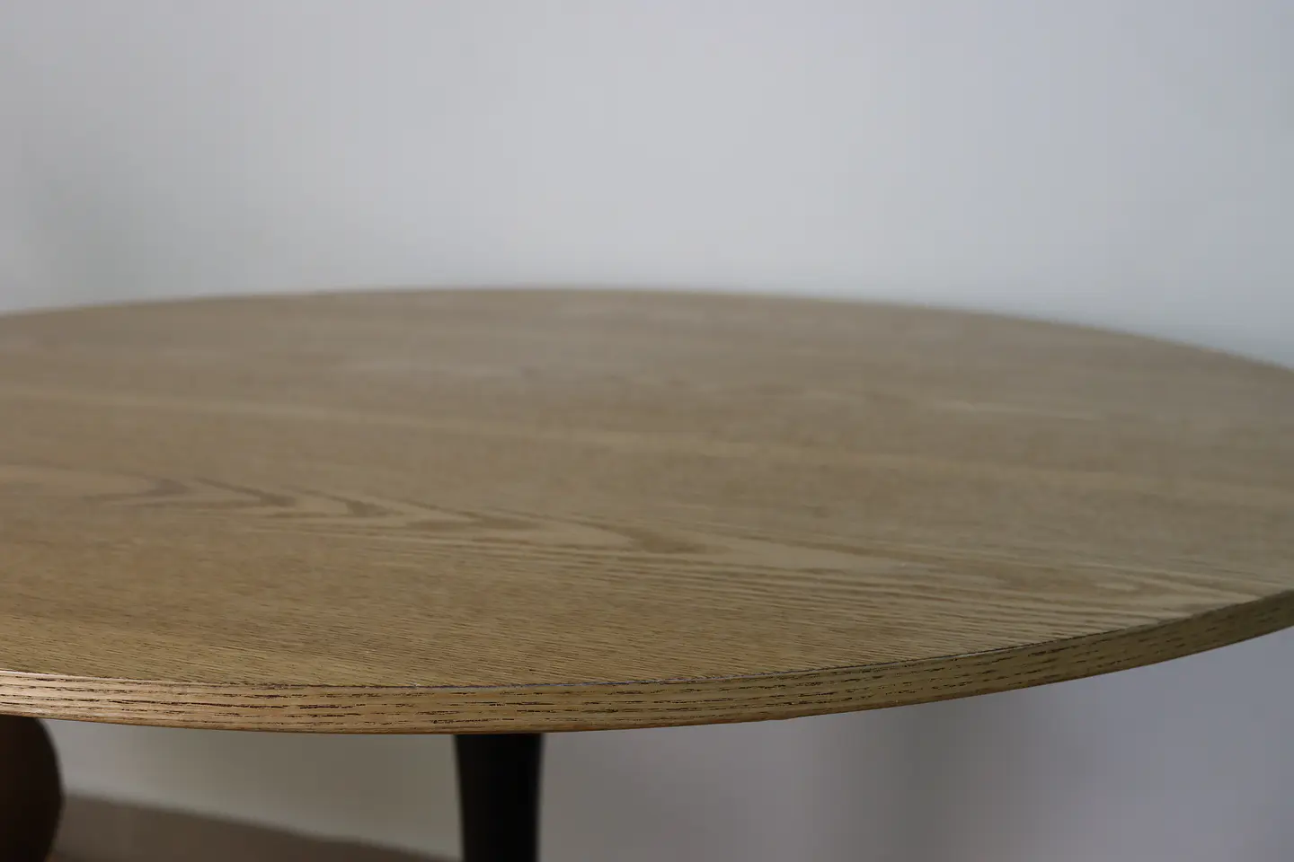Comedor Redondo Tulip de 100Cms Cubierta Madera Base Negra + 4 Sillas Lino Oak Crema 6
