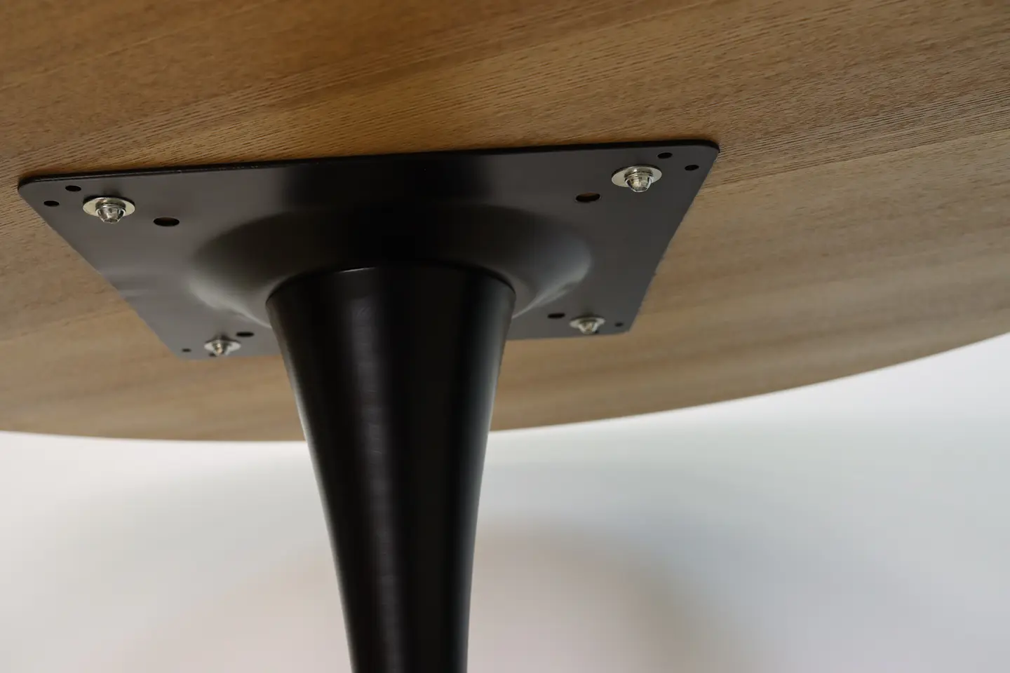 Comedor Redondo Tulip de 100Cms Cubierta Madera Base Negra + 4 Sillas Lino Oak Crema 7