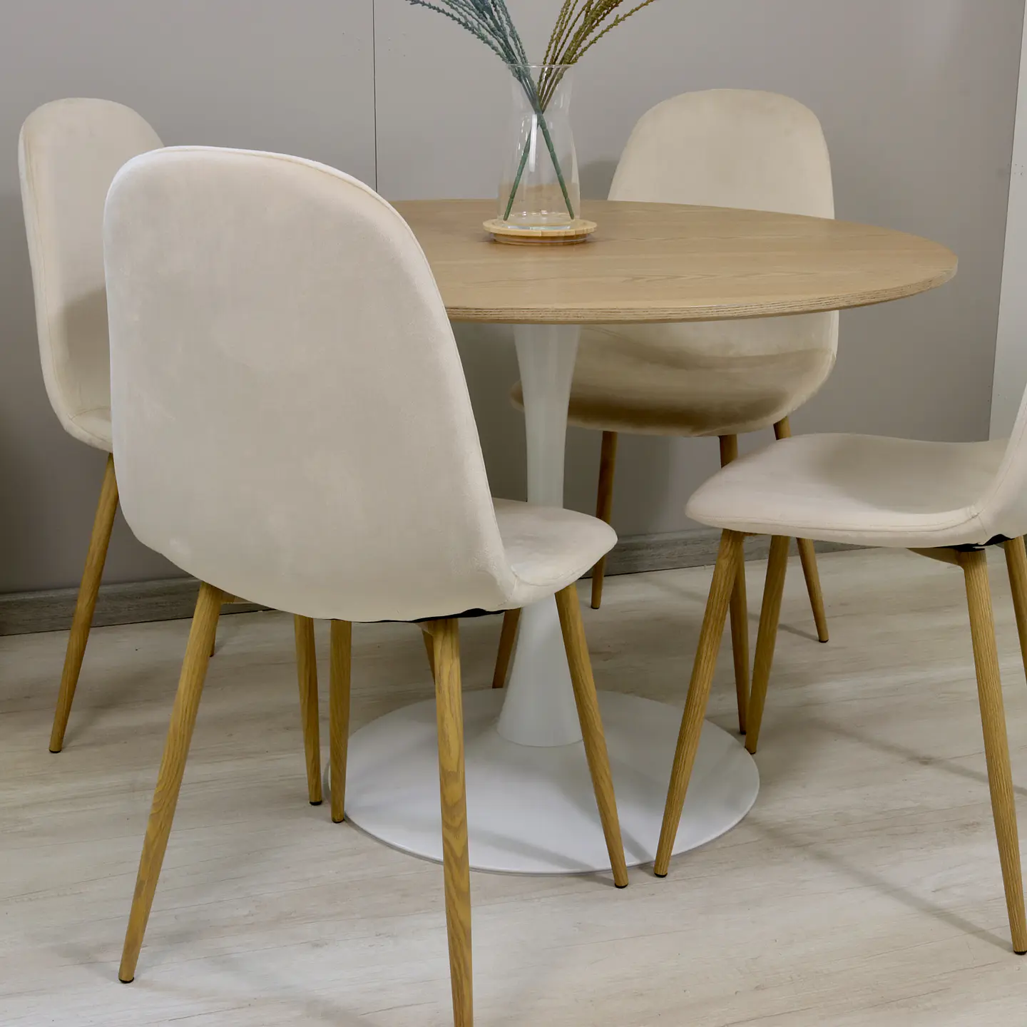 Comedor Redondo Mesa Tulip Wood Base Blanco 100cm + 4 Sillas Eames Velvet Beige 3