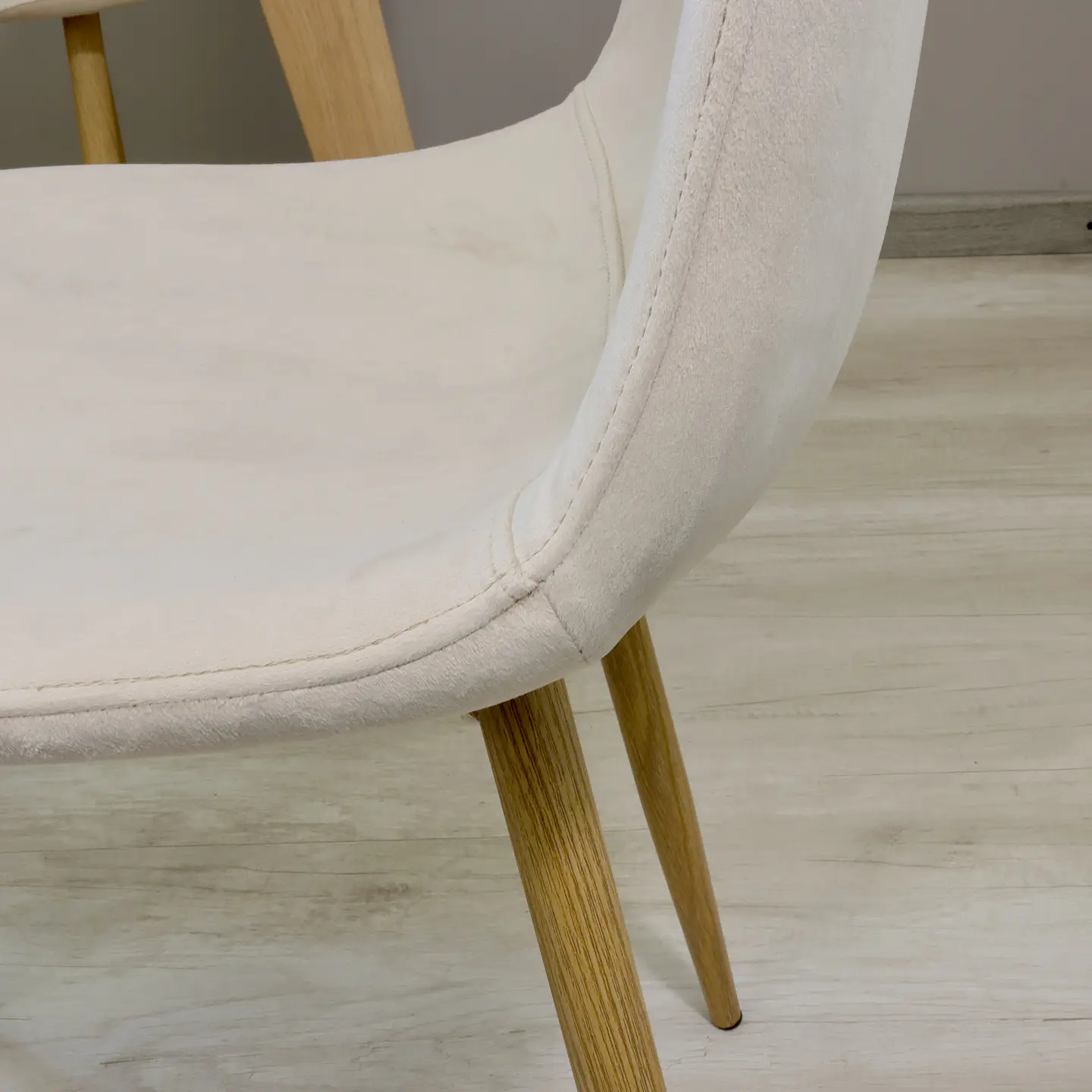 Comedor Redondo Mesa Tulip Wood Base Blanco 100cm + 4 Sillas Eames Velvet Beige 6