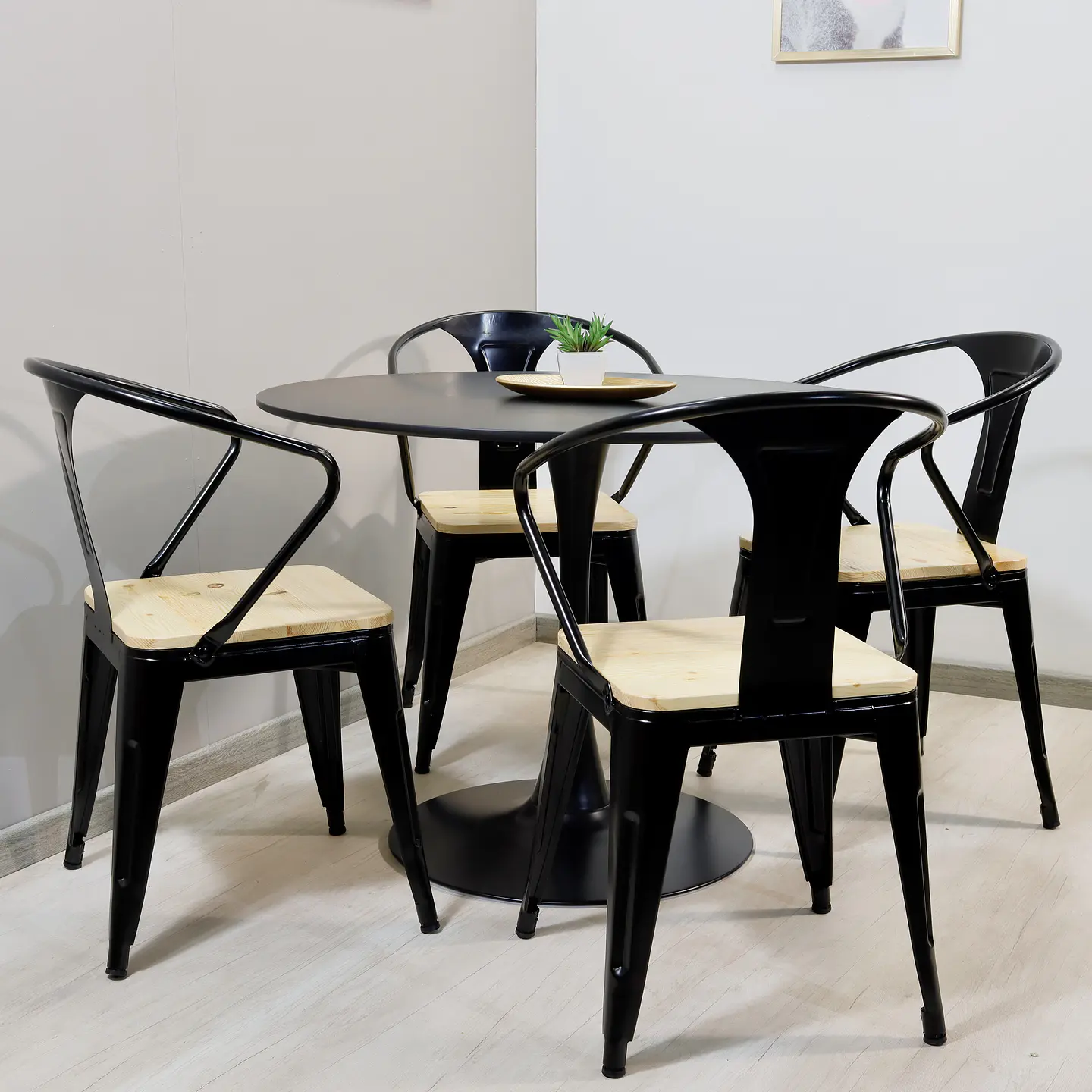 Comedor Redondo Tulip Negro 100cm + 4 Sillas Tolix Pierre 2