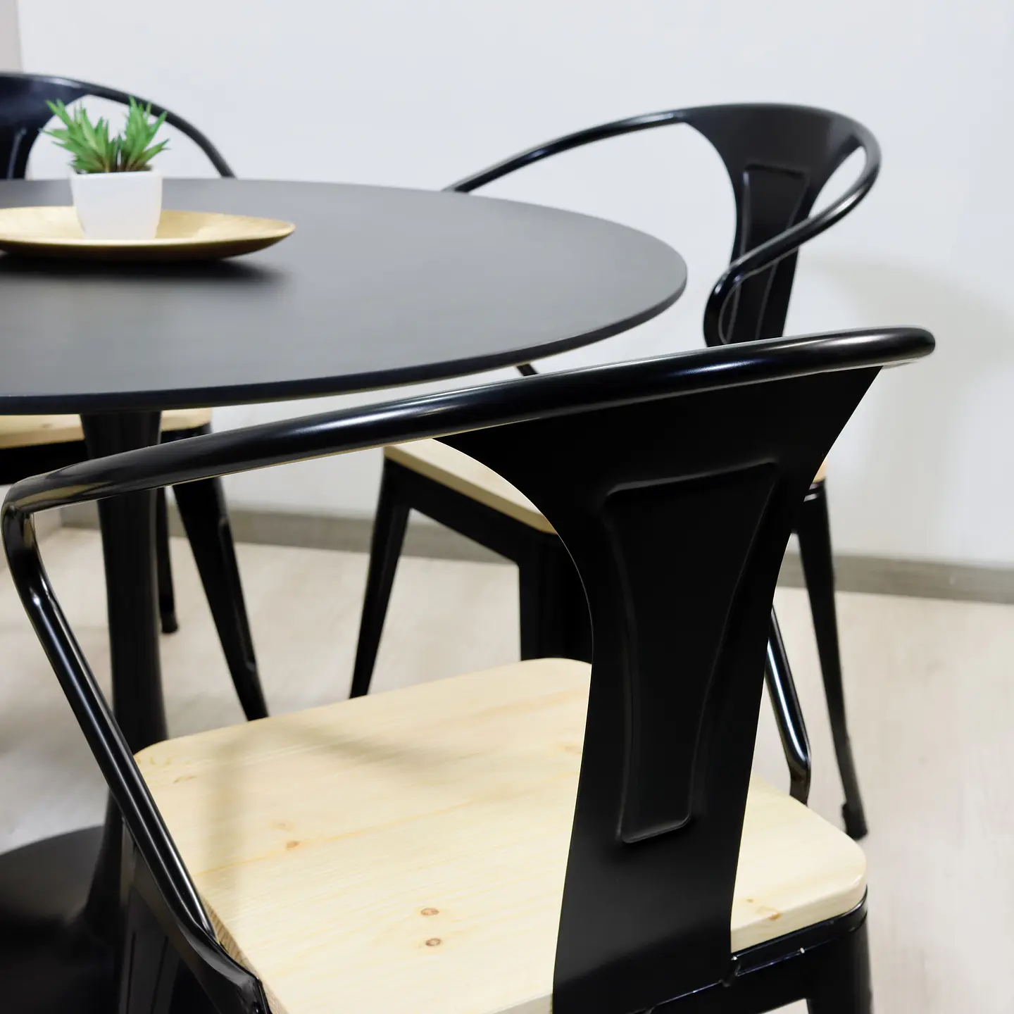 Comedor Redondo Tulip Negro 100cm + 4 Sillas Tolix Pierre 3
