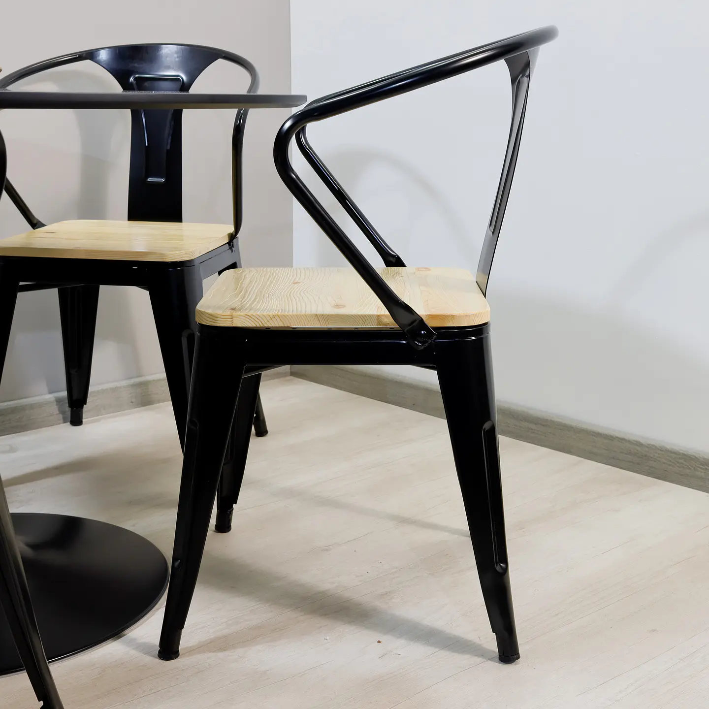 Comedor Redondo Tulip Negro 100cm + 4 Sillas Tolix Pierre 5