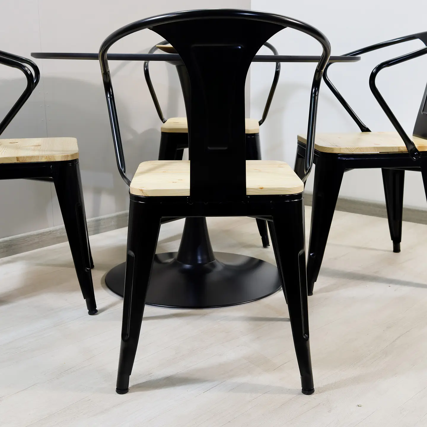 Comedor Redondo Tulip Negro 100cm + 4 Sillas Tolix Pierre 6