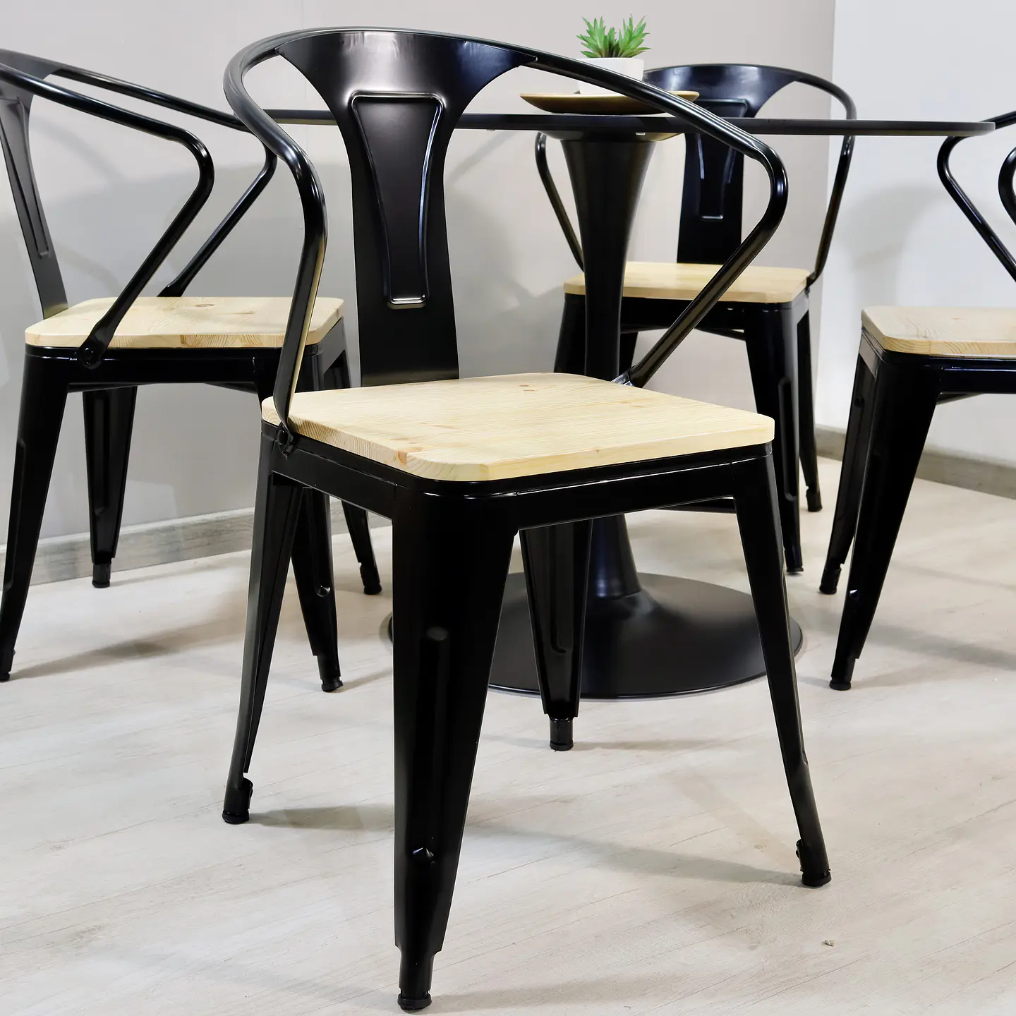 Comedor Redondo Tulip Negro 100cm + 4 Sillas Tolix Pierre 7