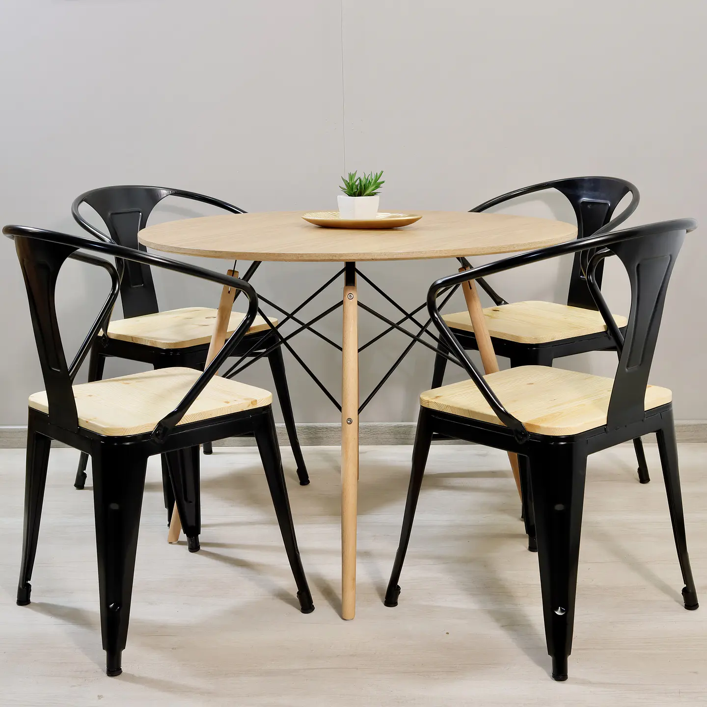 Comedor Redondo Eames Wood 100cm + 4 Sillas Tolix Pierre 1