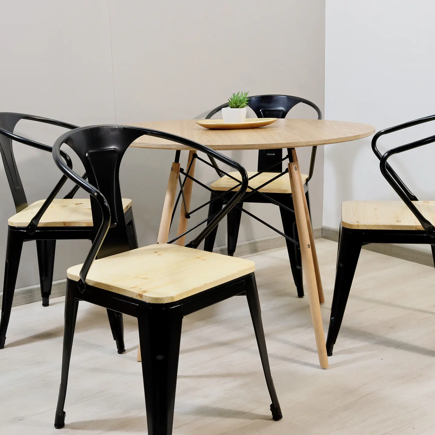 Comedor Redondo Eames Wood 100cm + 4 Sillas Tolix Pierre 5