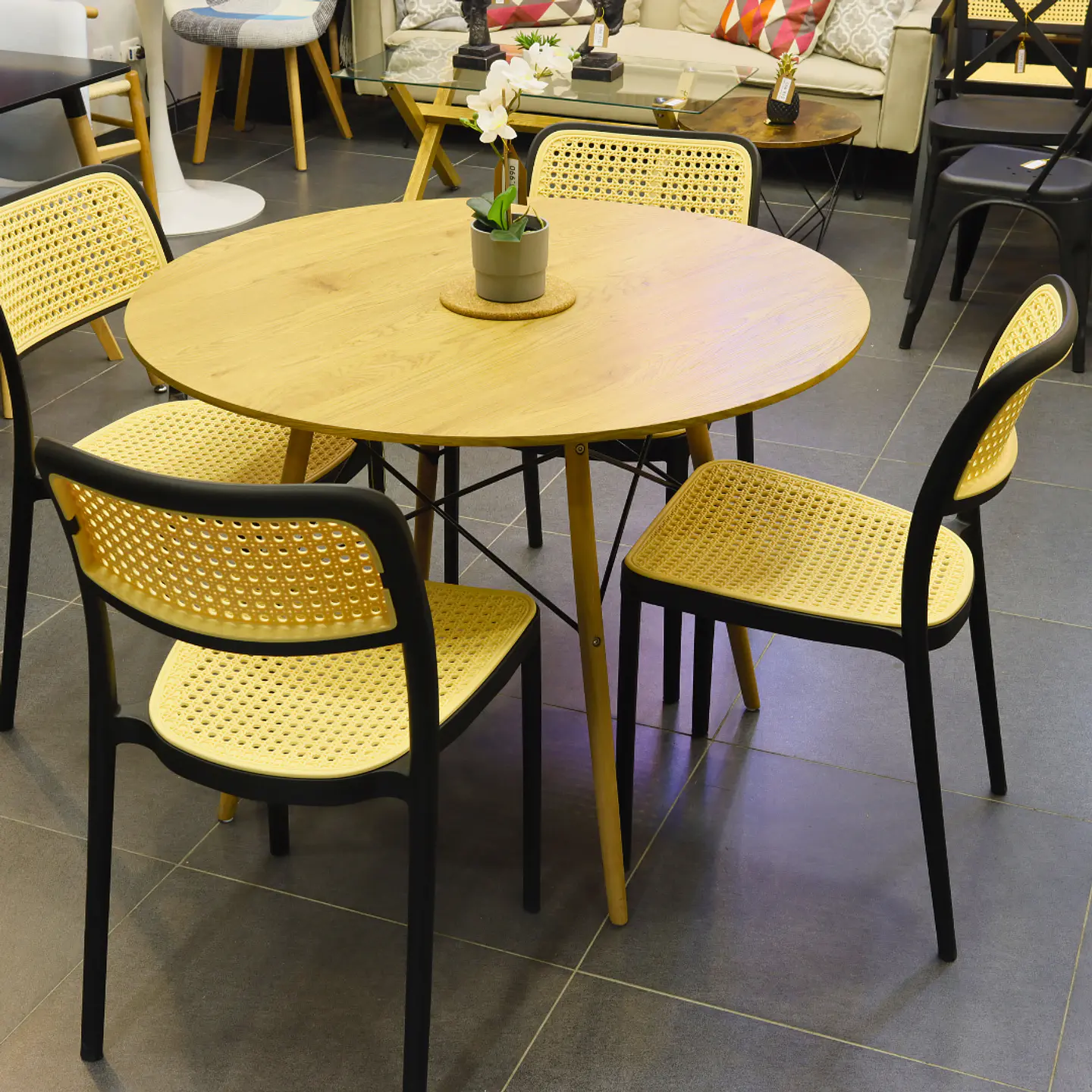 Comedor Redondo Eames Wood + 4 Sillas Aia  4