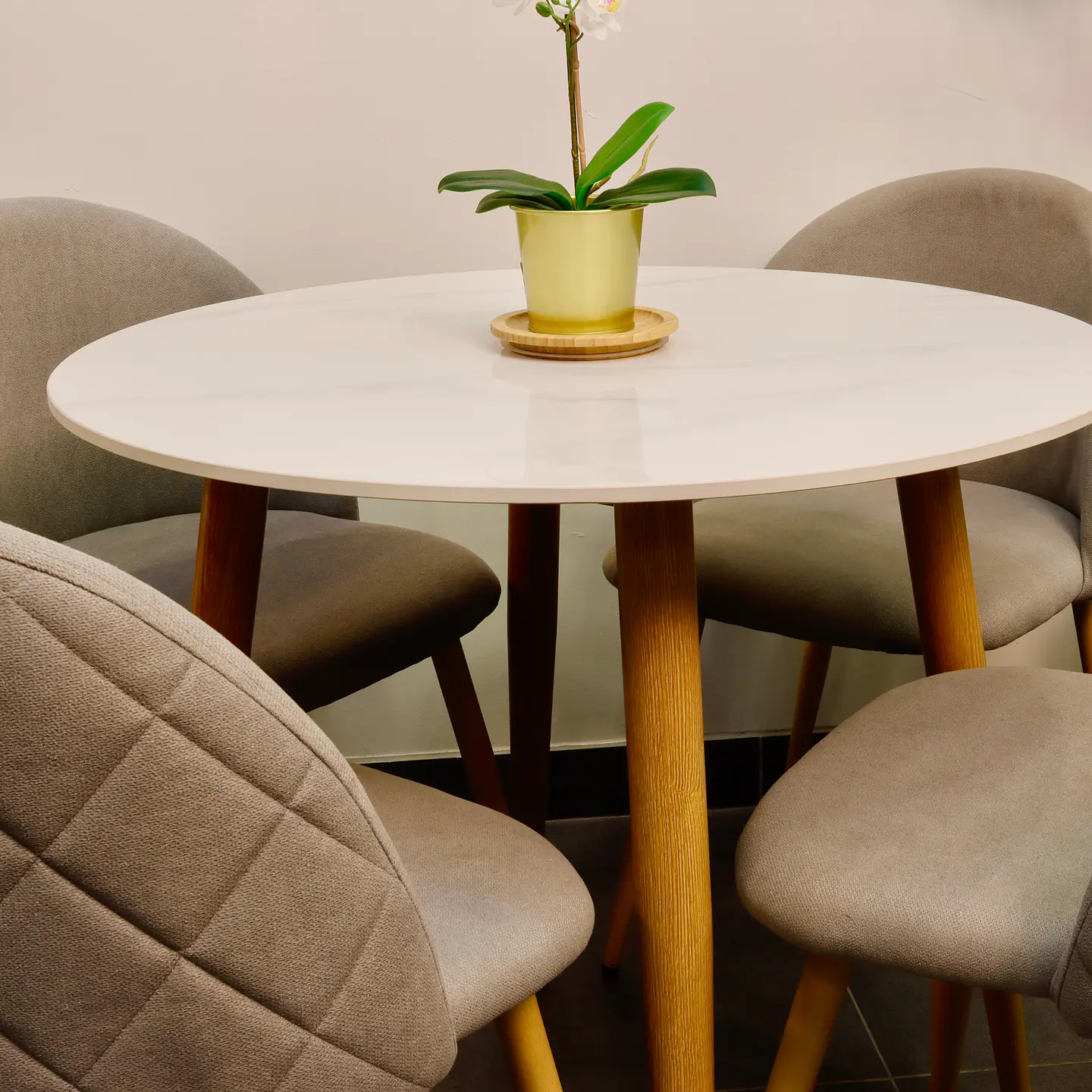 Set Comedor Redondo de Cuarzo + 4 Sillas Lino Oak 3