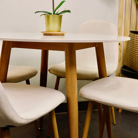 Set Comedor Redondo de Cuarzo + 4 Sillas Eames