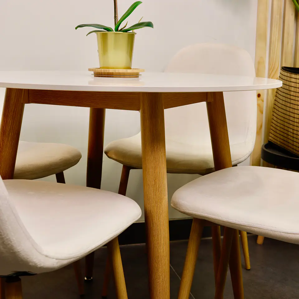 Set Comedor Redondo de Cuarzo + 4 Sillas Eames 2