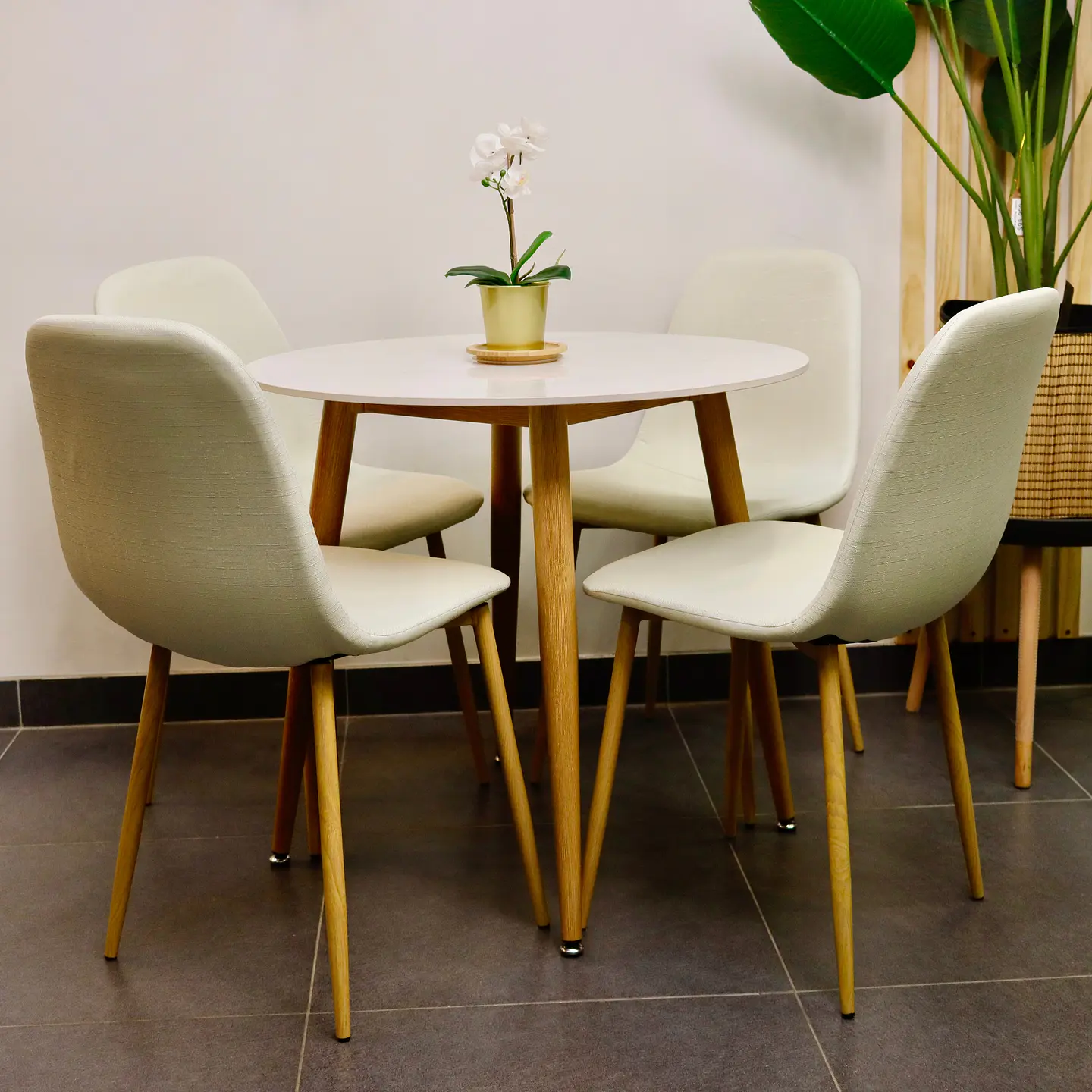 Set Comedor Redondo de Cuarzo + 4 Sillas Eames 6